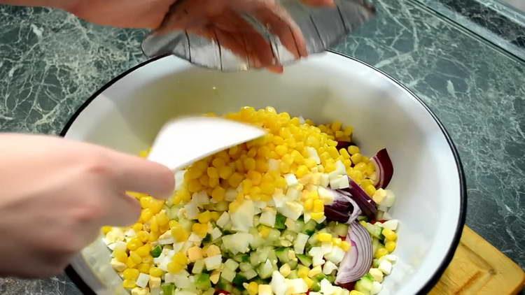 verser le maïs dans la salade
