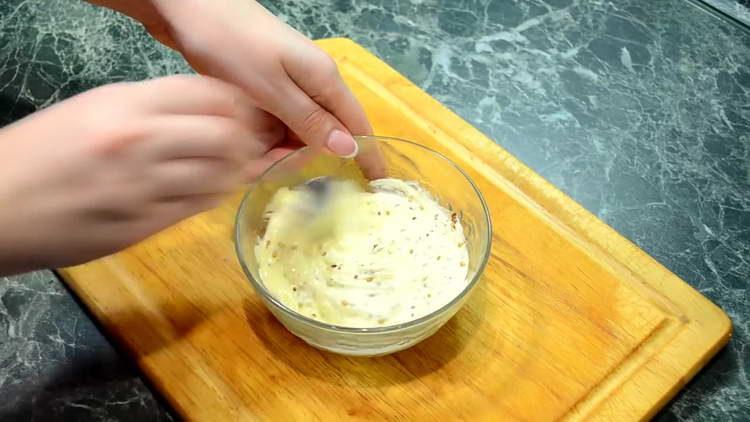 mélanger la crème sure à la moutarde