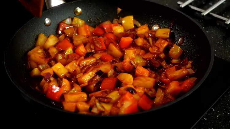 mélanger les légumes dans une casserole