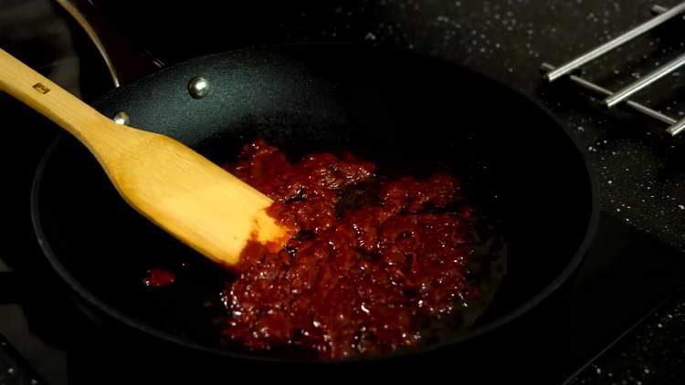 enviar pasta de tomate a la sartén