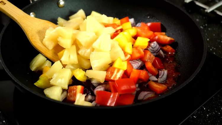send vegetables to the pan