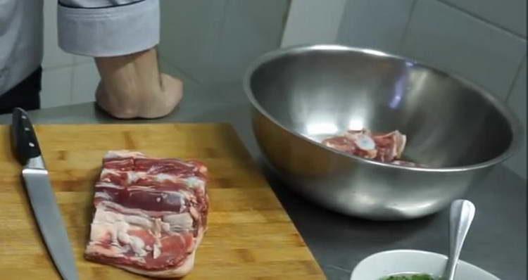 picar la carne y ponerla en un bol