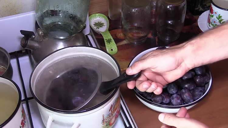 put plums on a colander and send to the pan