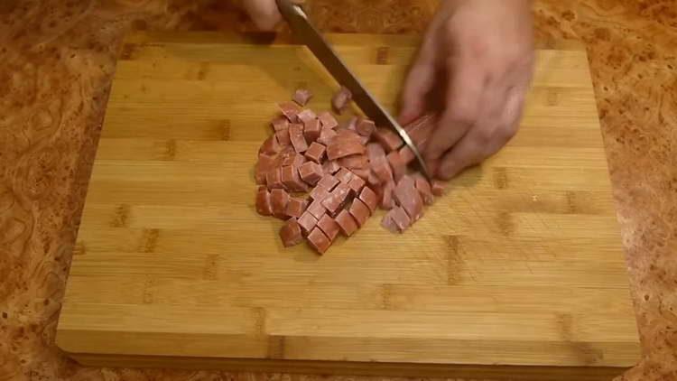 couper la saucisse en dés