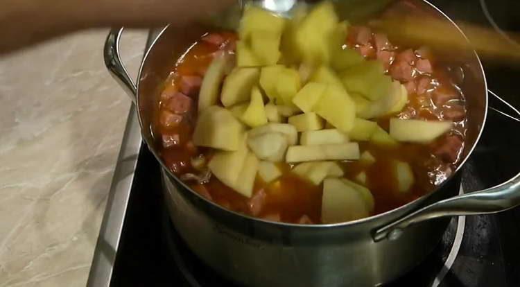 verser les pommes de terre dans la casserole