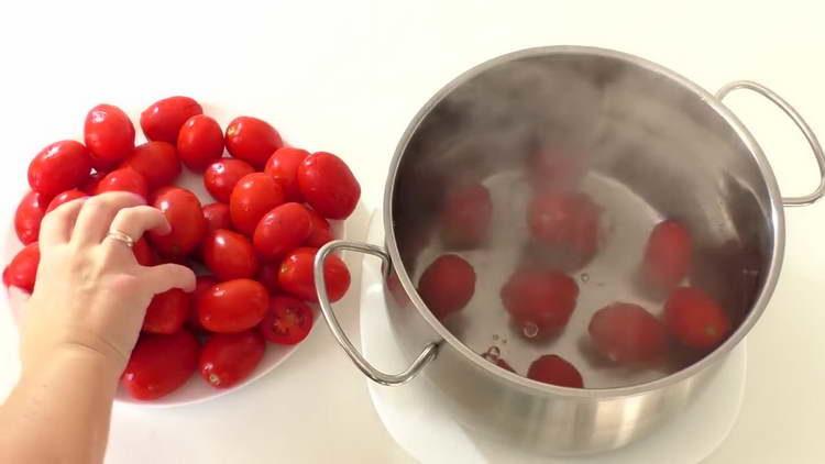 vierta los tomates con agua hirviendo