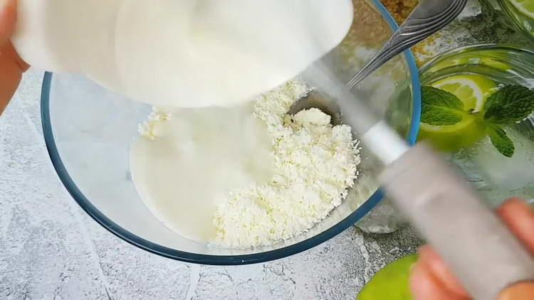 mélanger le sucre avec du fromage cottage
