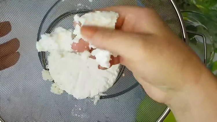 Tamiser le fromage cottage à travers un tamis