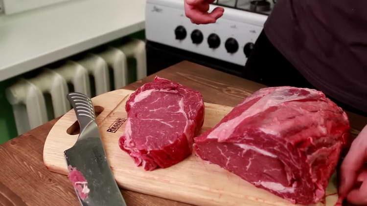 cut the steak into slices