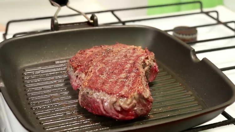 faire frire le steak des deux côtés