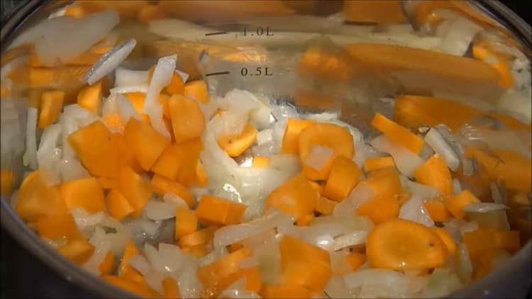 ajouter la carotte à l'oignon