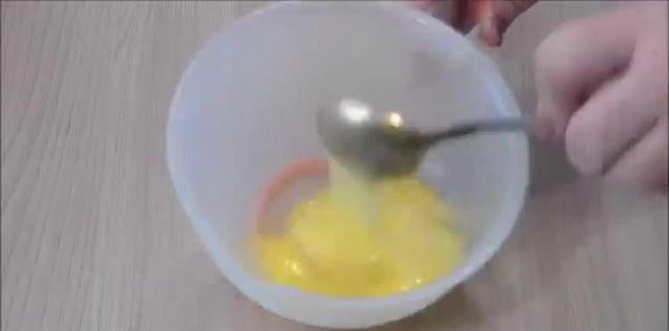 batir los huevos con un tenedor
