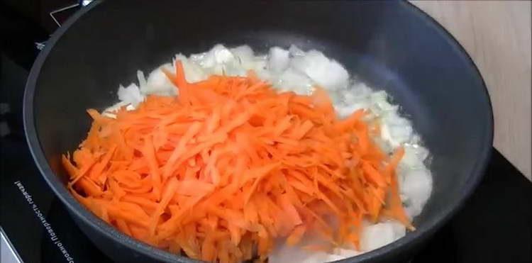 freír cebollas y zanahorias