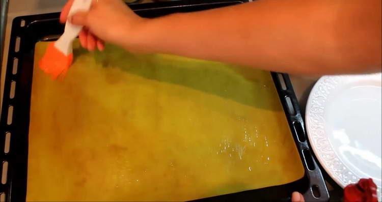 grasa ang isang baking sheet na may langis