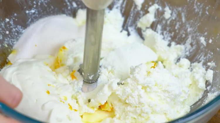 mélanger le fromage cottage et le zeste