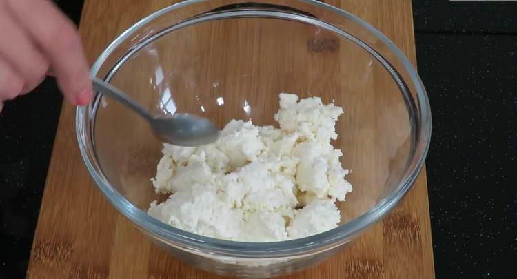 pour the cottage cheese into a bowl