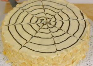 El famoso pastel de Esterhazy con pasteles de almendras y crema delicada