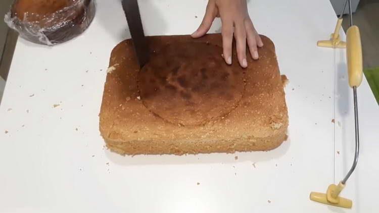 couper le gâteau de biscuit