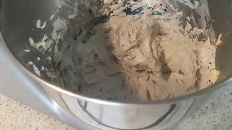 mélanger la crème avec un colorant gris