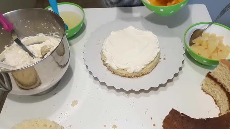 graisser le gâteau avec de la crème