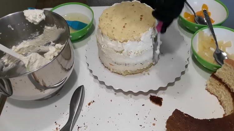 graisser le gâteau avec de la crème