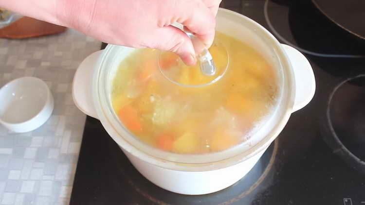 cocinar sopa debajo de la tapa