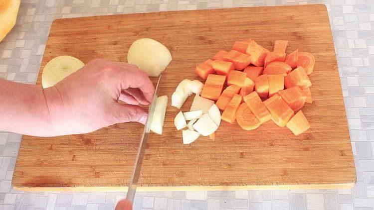 hacher l'oignon et la carotte