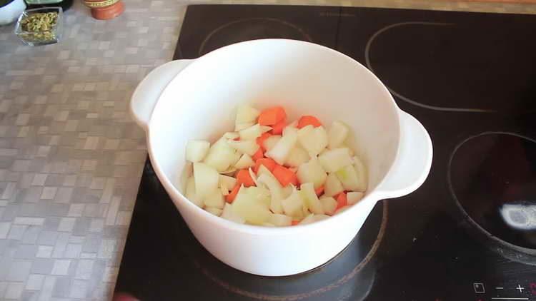 send onions and carrots to the pan
