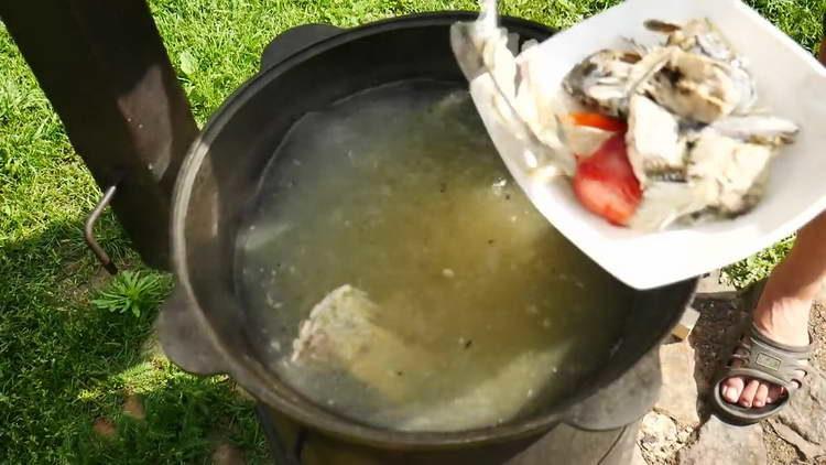 obtenemos verduras y pescado de la sopa de pescado