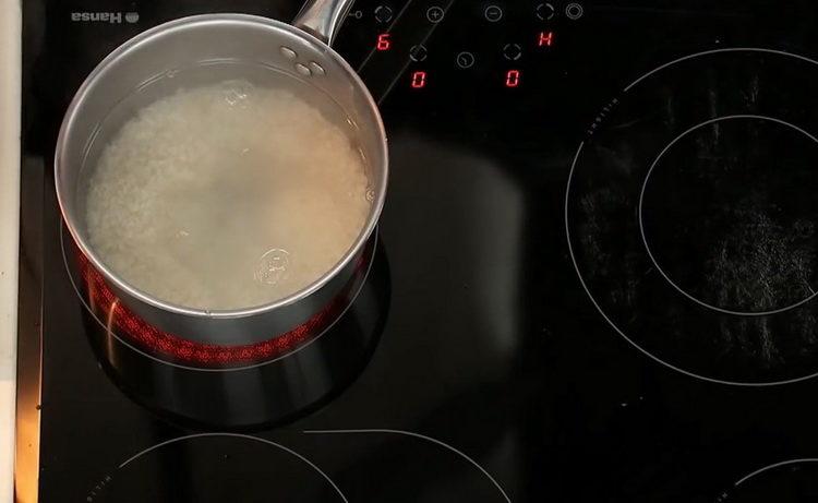 Cocinar albóndigas con salsa