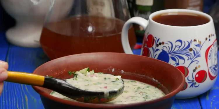 pour sour cream into okroshka