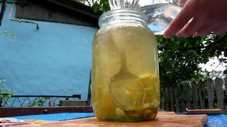 pour alcohol into the jar