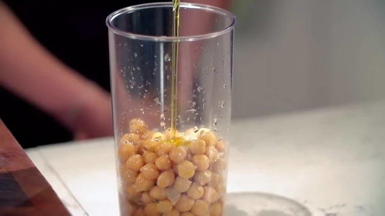 pour oil into the chickpeas
