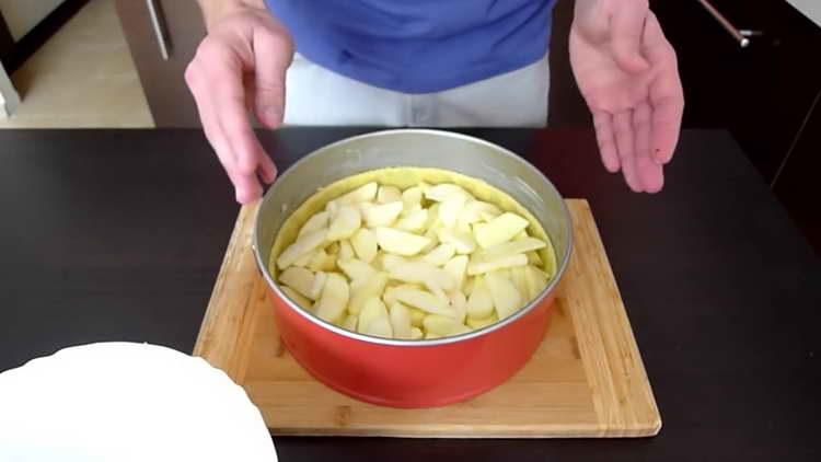 put apples on the dough