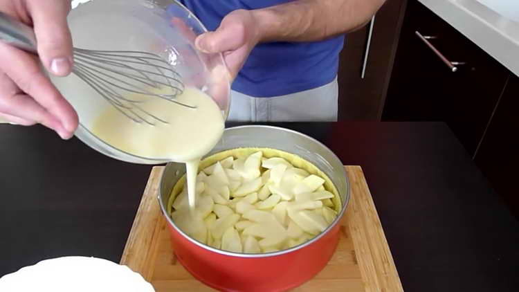 remplir le gâteau avec de la crème sure