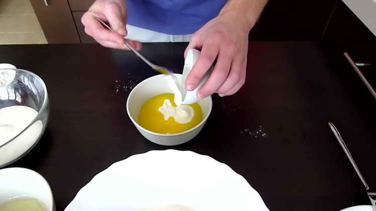 mezclar mantequilla y crema agria