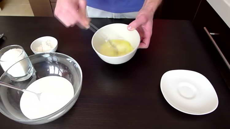 connecter l'œuf et la crème sure