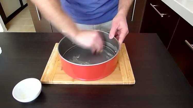 grease a baking dish with oil