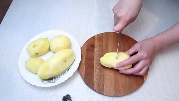 éplucher et hacher les pommes de terre