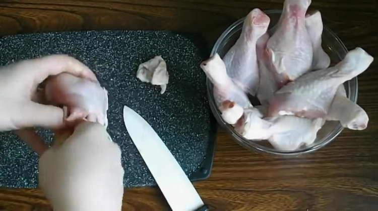 limpiamos las patas de pollo de la piel