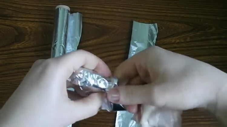 envelopper les jambes dans du papier d'aluminium