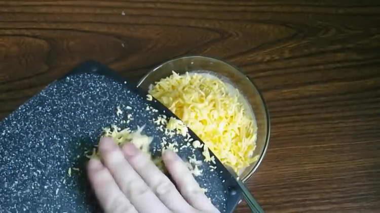 dodajte naribani sir u umak