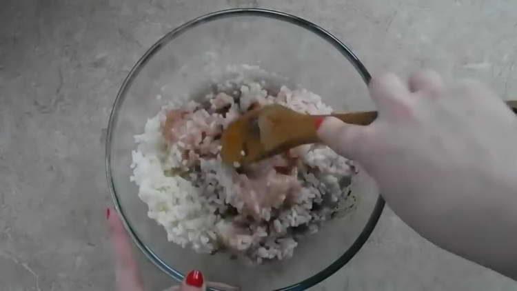 mélanger le riz et les légumes
