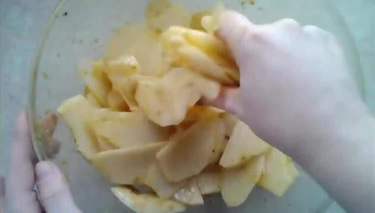 mélanger les pommes de terre à la sauce à l'ail