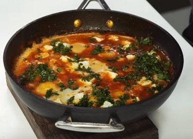 Shakshuka Israeli pritong itlog  - isang simpleng recipe