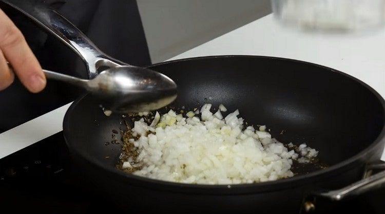 Grind the onion and put it in the pan.