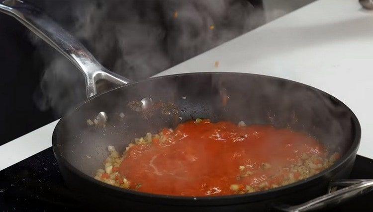 Izlijte zdrobljenu rajčicu pomoću blendera u tavu.