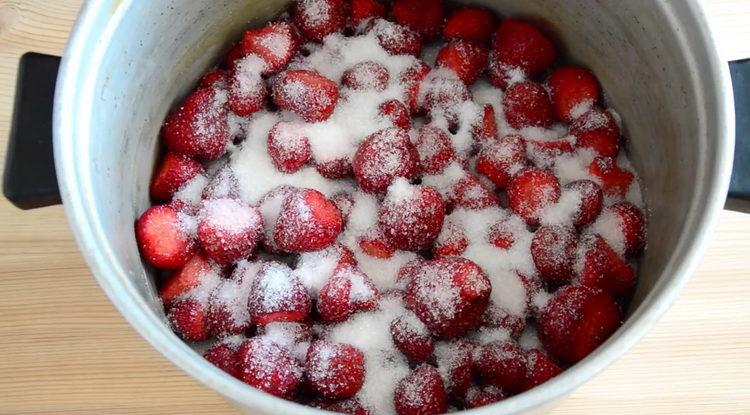 sprinkle the berry with sugar