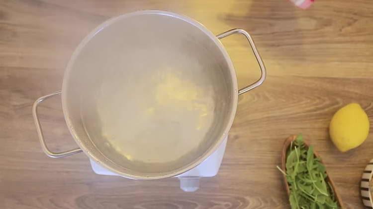 mettre l'eau dans la casserole en feu