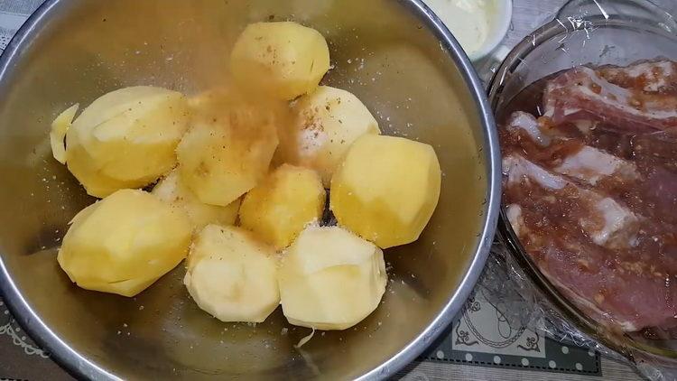 dodajte začine krumpiru